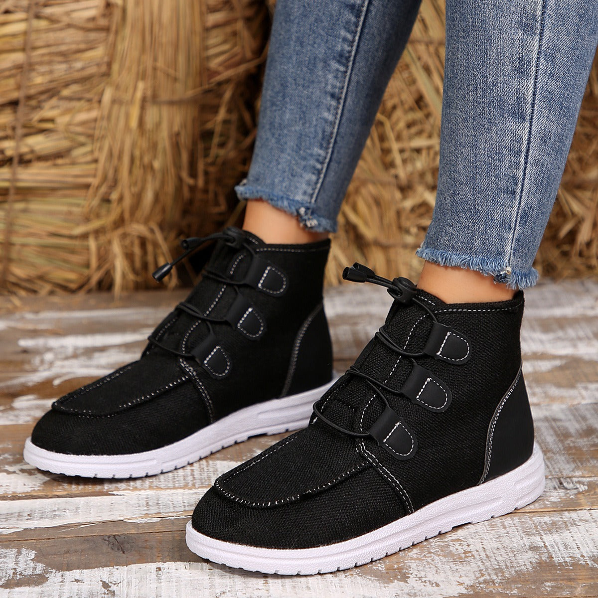 Lace-Up Round Toe Flat Sneakers. Black.