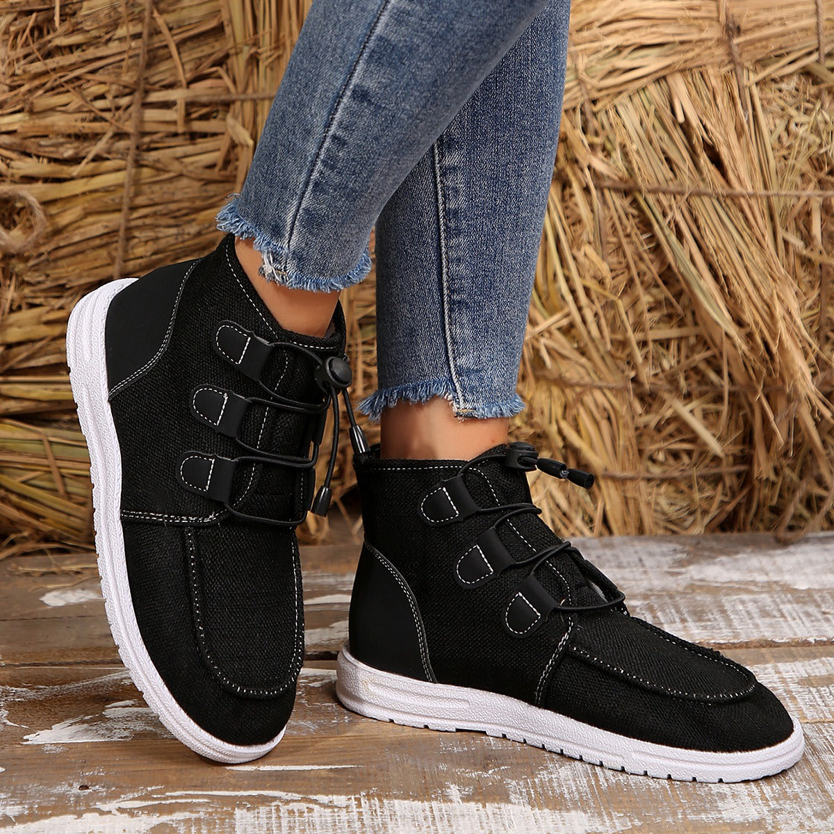 Lace-Up Round Toe Flat Sneakers. Black.