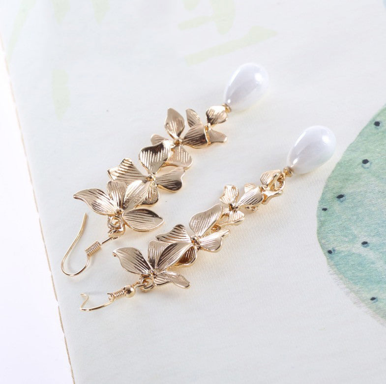 Alloy Flower Synthetic Pearl Earrings. Gold.