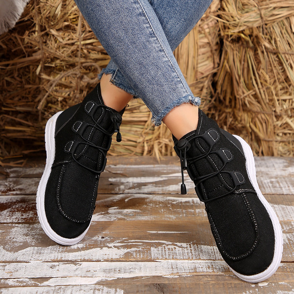 Lace-Up Round Toe Flat Sneakers. Black.