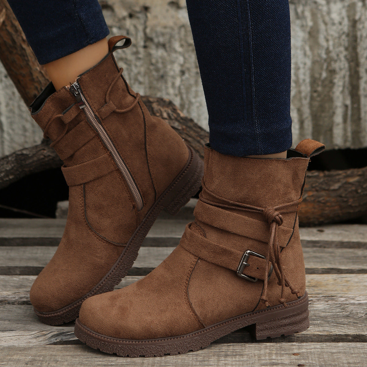 Suede Round Toe Boots. Brown.