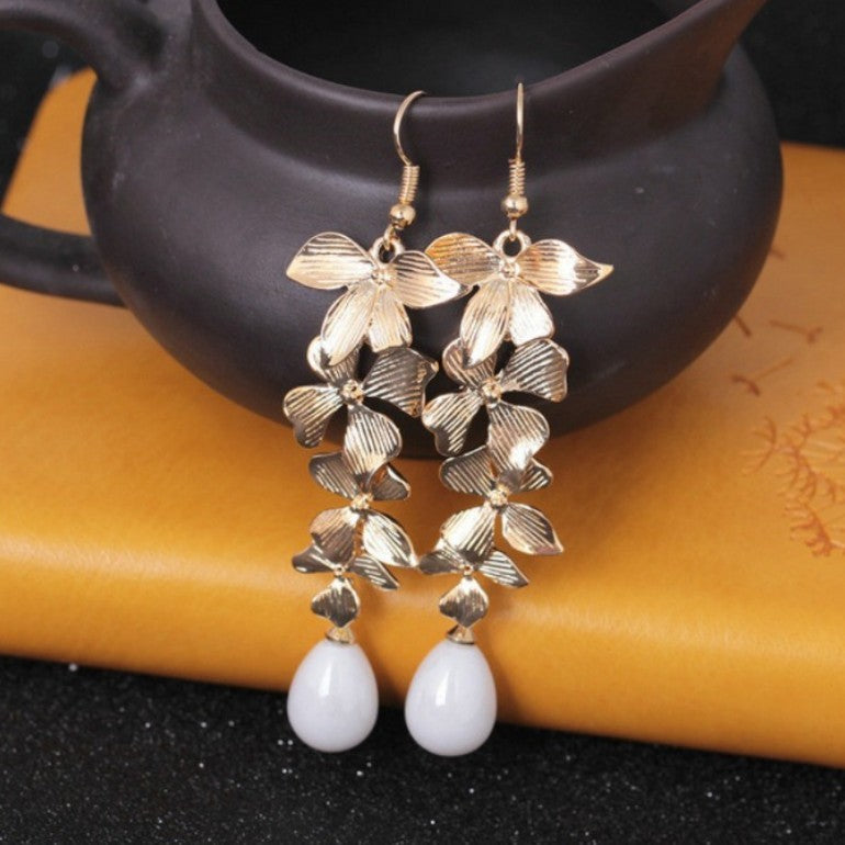 Alloy Flower Synthetic Pearl Earrings. Gold.