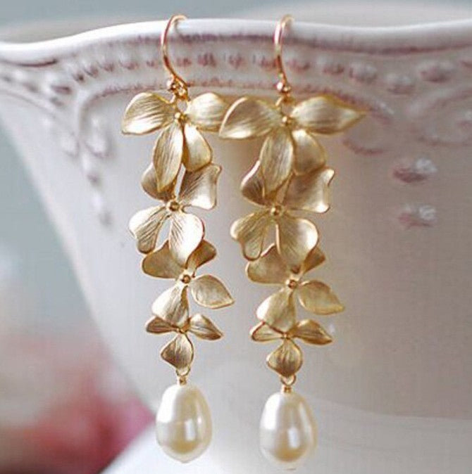 Alloy Flower Synthetic Pearl Earrings. Gold.