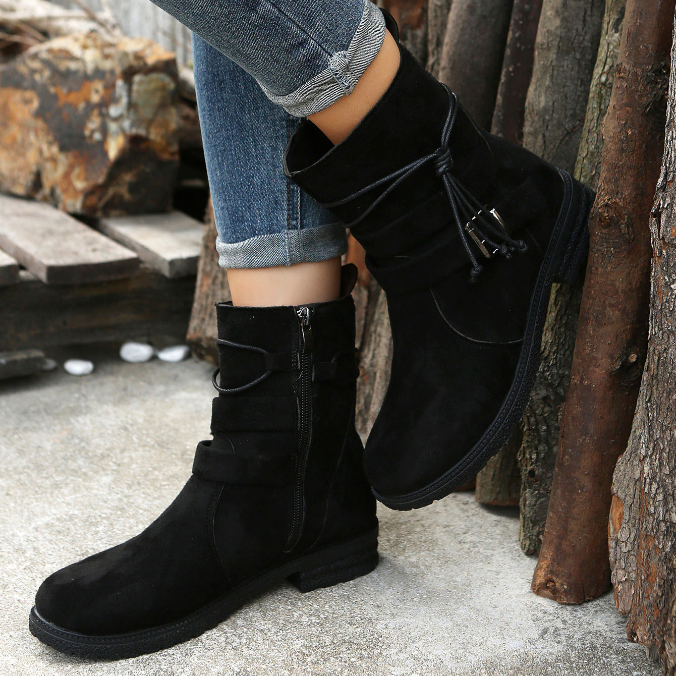 Suede Round Toe Boots. Black.