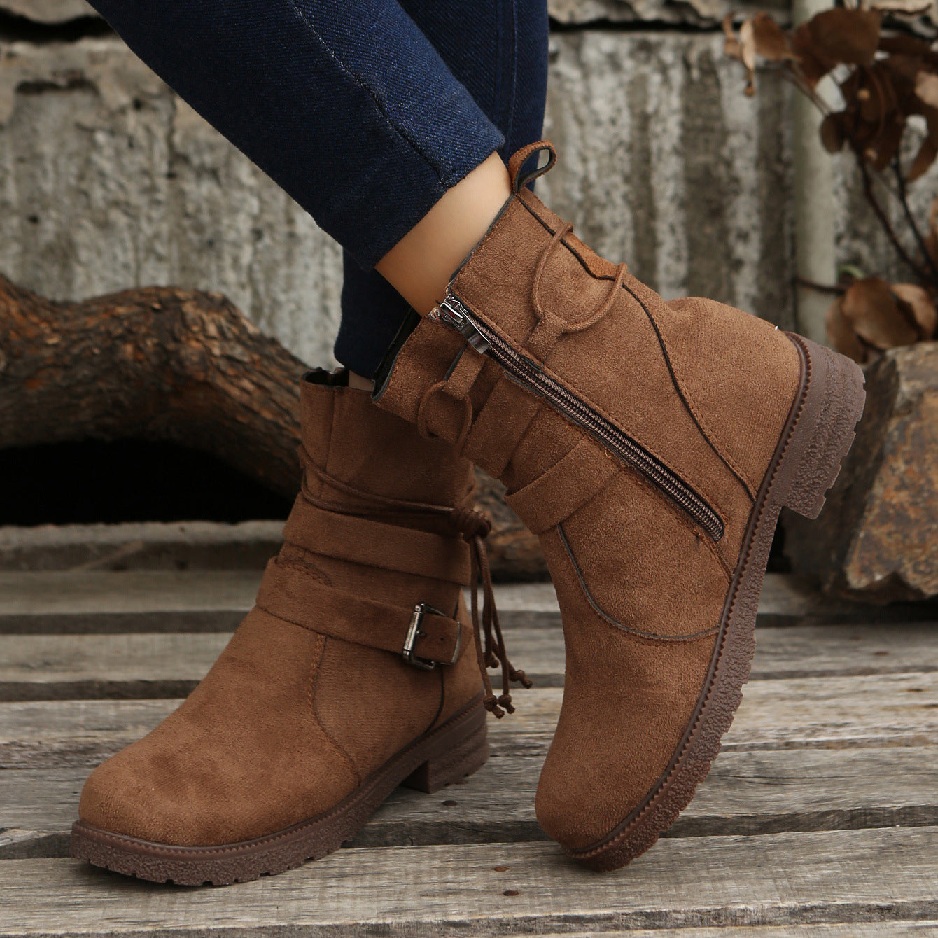 Suede Round Toe Boots. Brown.