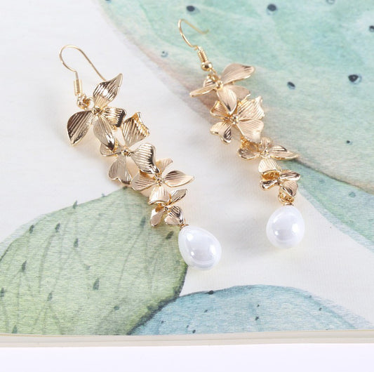 Alloy Flower Synthetic Pearl Earrings. Gold.